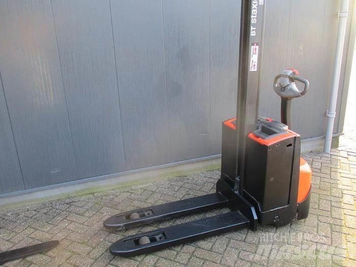 Toyota SWE 080L Empilhador para operador externo