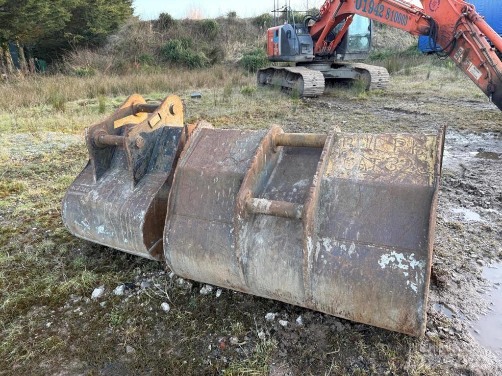 Hitachi ZX225USRLC-3 Escavadoras de rastos