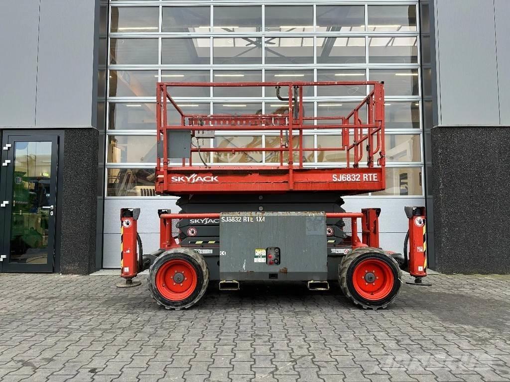 SkyJack SJ6832 RTE Elevadores de tesoura