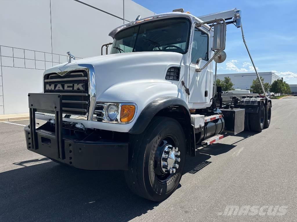 Mack CV 713 Camiões caixa desmontável com elevador de cabo