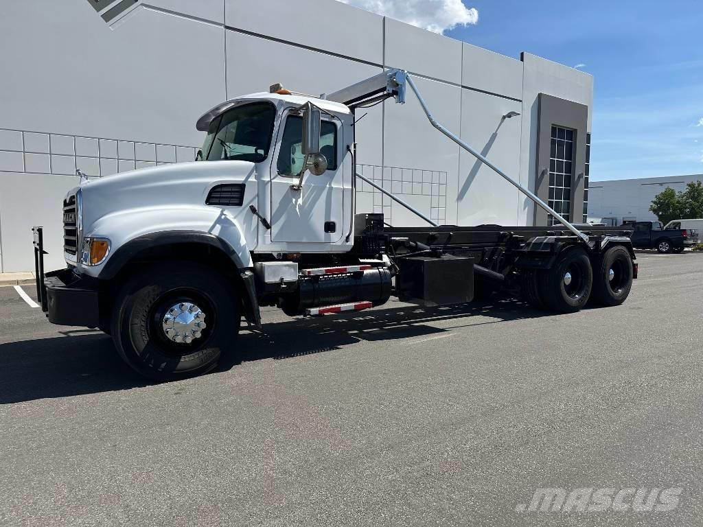 Mack CV 713 Camiões caixa desmontável com elevador de cabo