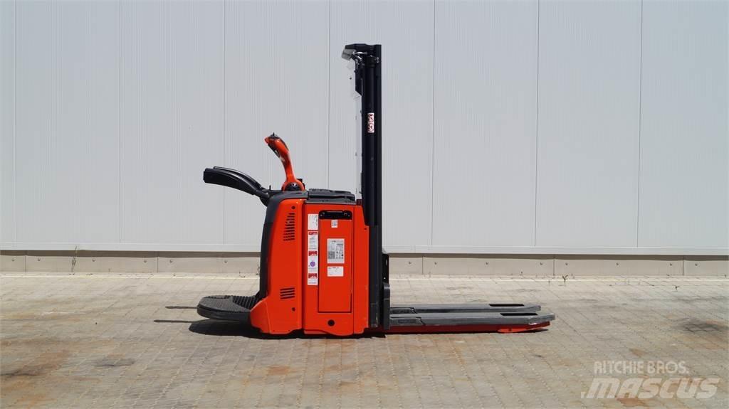 Linde D12AP Empilhador para operador externo