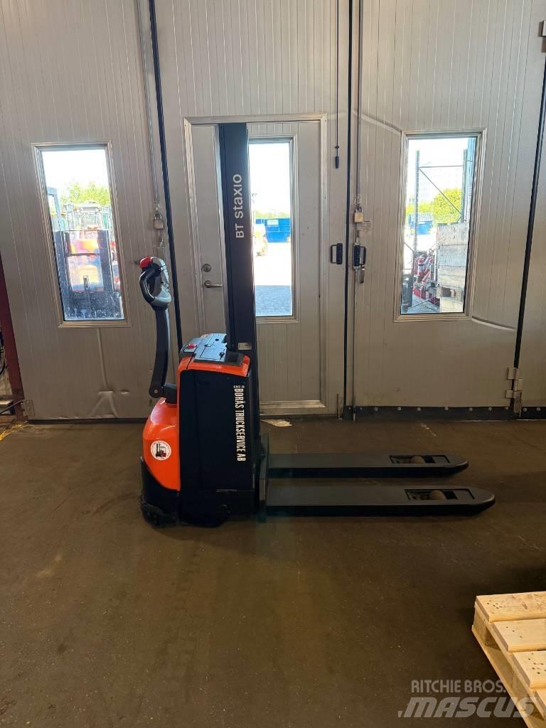 BT truck SWE 080L Empilhador para operador externo
