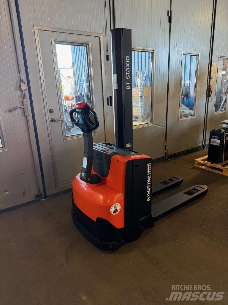 BT truck SWE 080L Empilhador para operador externo