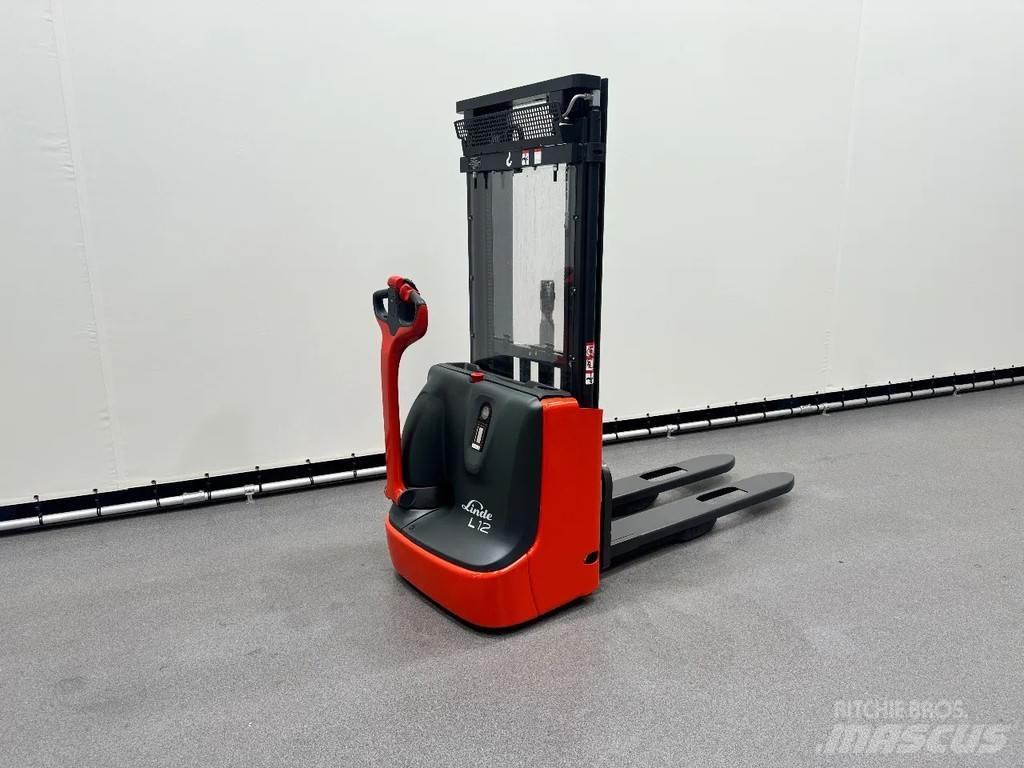 Linde L 12 Empilhador para operador externo