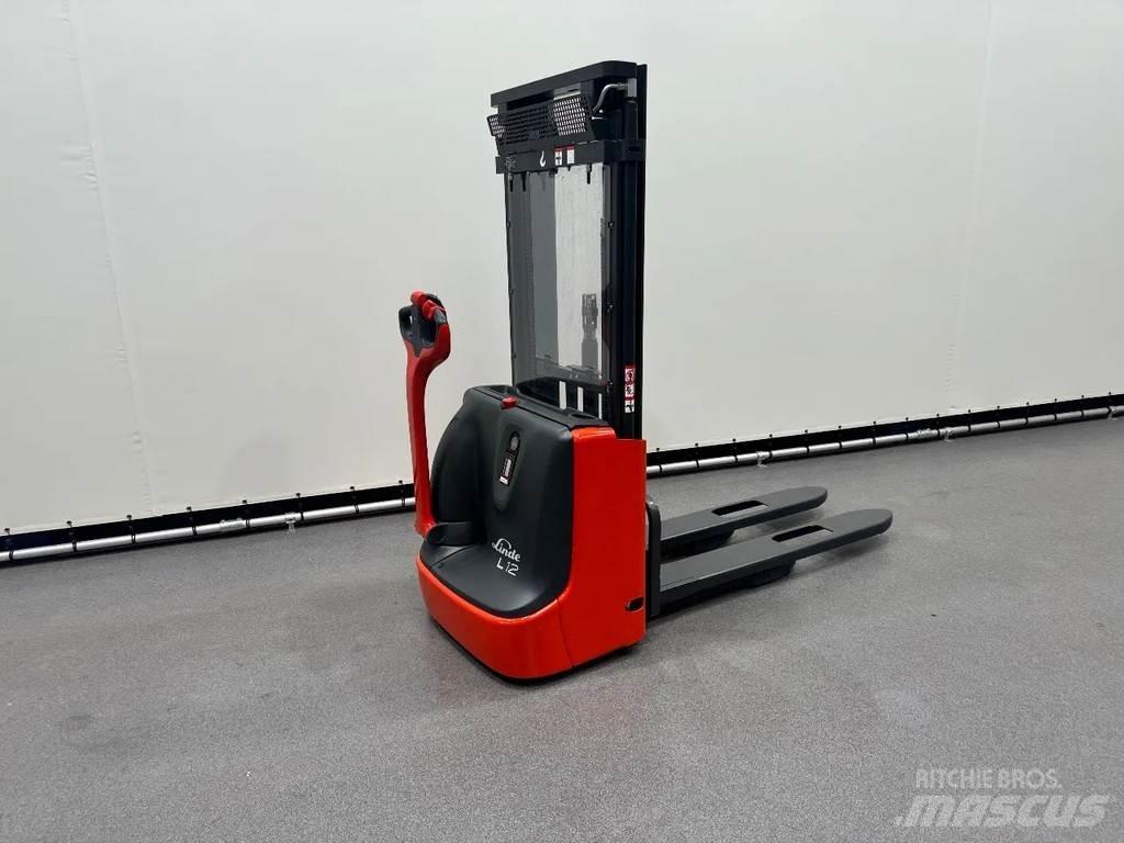 Linde L 12 Empilhador para operador externo