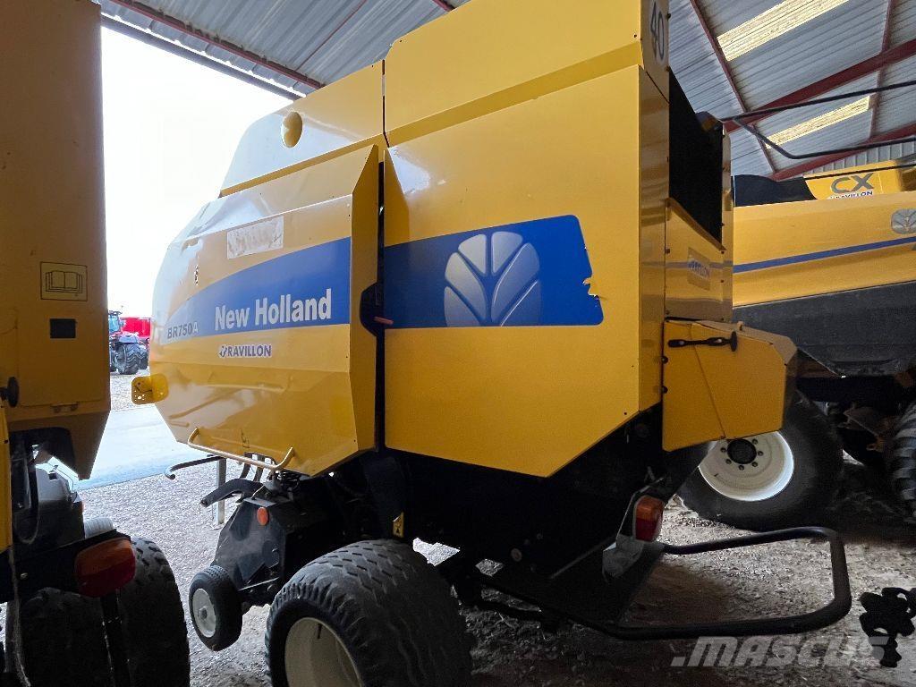 New Holland BR750A Enfardadeira de rolos