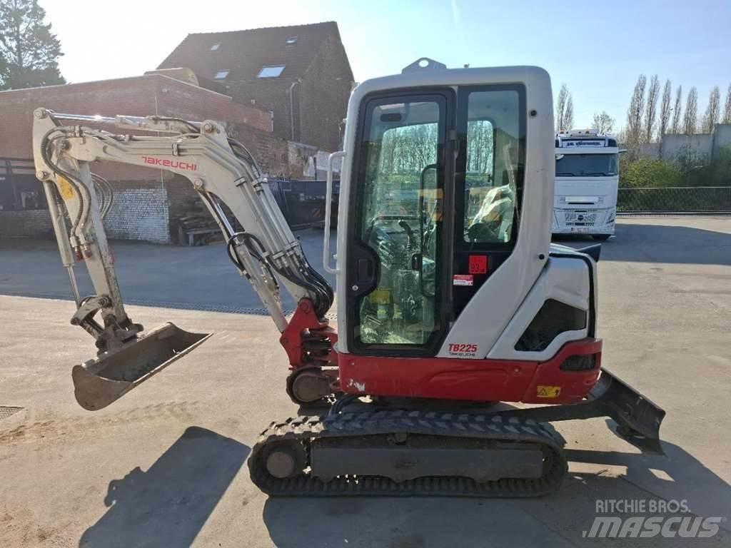 Takeuchi TB225LSA Mini Escavadoras <7t
