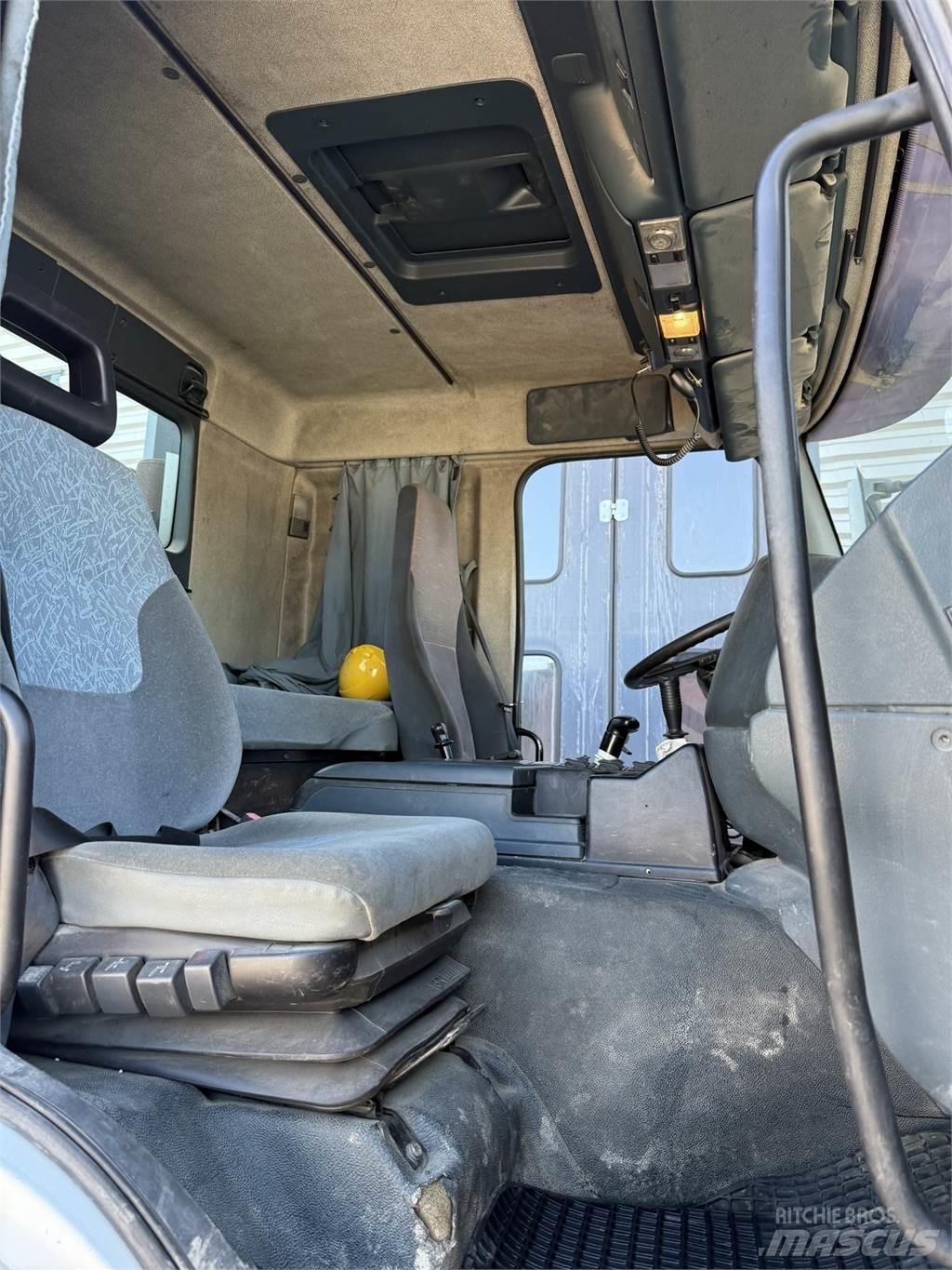 Sisu E12M 8x2 Camiões basculantes