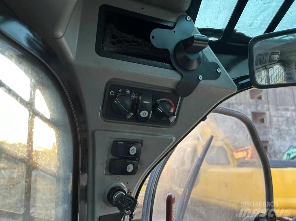CAT 246 D Carregadoras de direcção deslizante