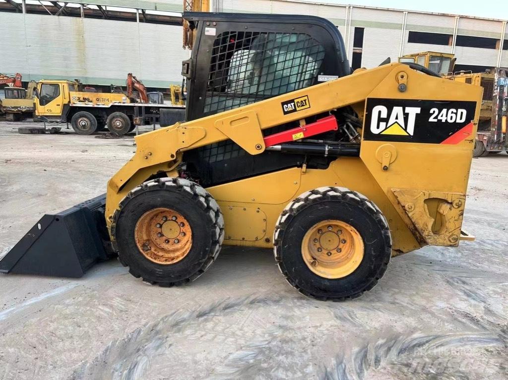 CAT 246 D Carregadoras de direcção deslizante