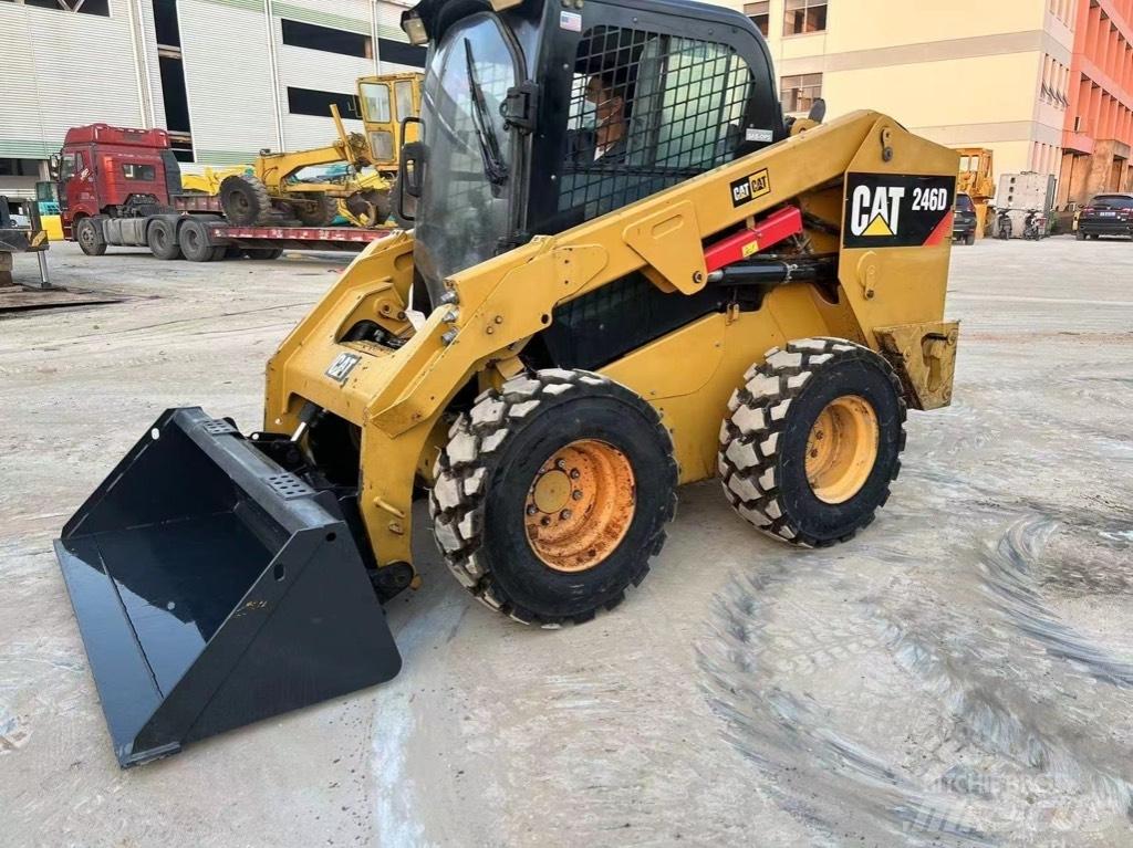 CAT 246 D Carregadoras de direcção deslizante