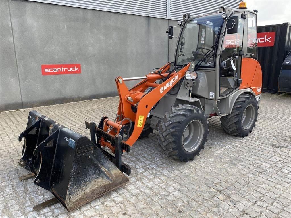 Weycor AR320 Cab Carregadora multifunções