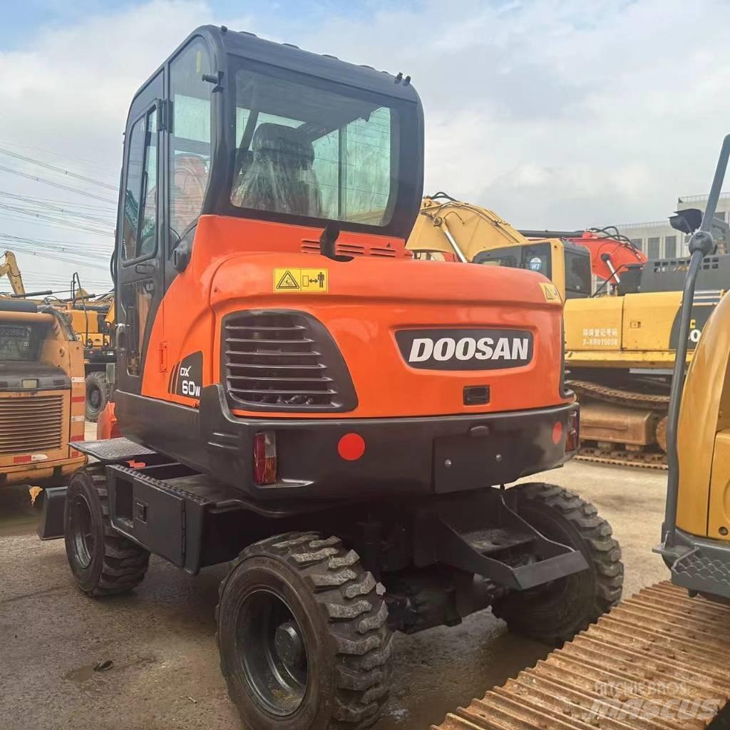 Doosan DX60W Escavadoras de rodas