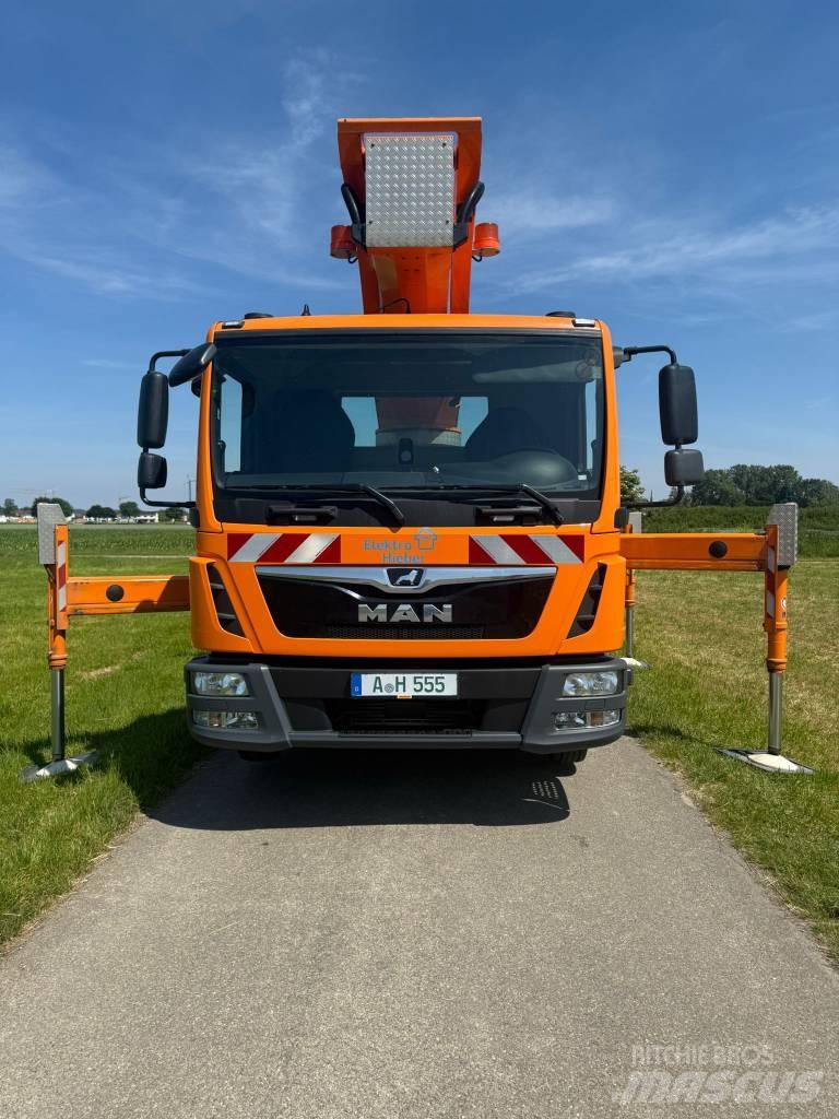 Palfinger P 300 KS Plataformas aéreas montadas em camião