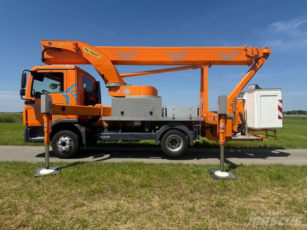 Palfinger P 300 KS Plataformas aéreas montadas em camião