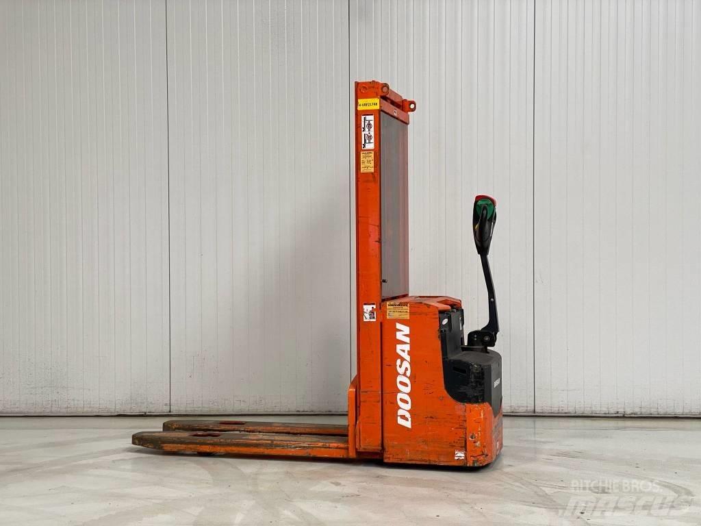 Doosan LEDS12.5C Empilhador para operador externo