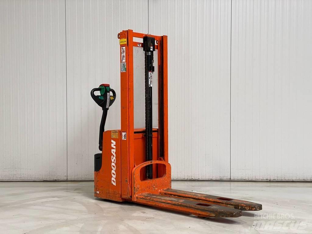Doosan LEDS12.5C Empilhador para operador externo