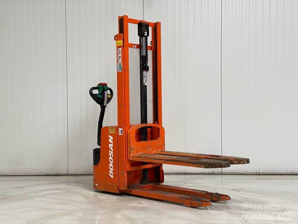 Doosan LEDS12.5C Empilhador para operador externo