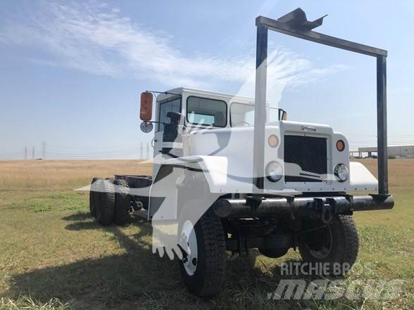 Diamond T M13 Camiões de chassis e cabine