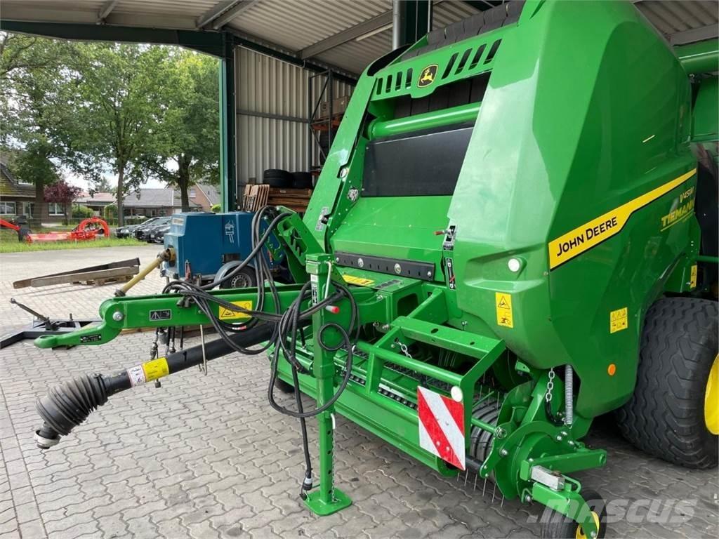 John Deere V451M Enfardadeira de rolos