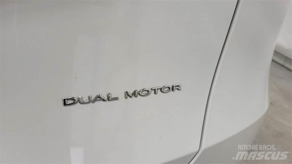 Tesla Y Carros Ligeiros
