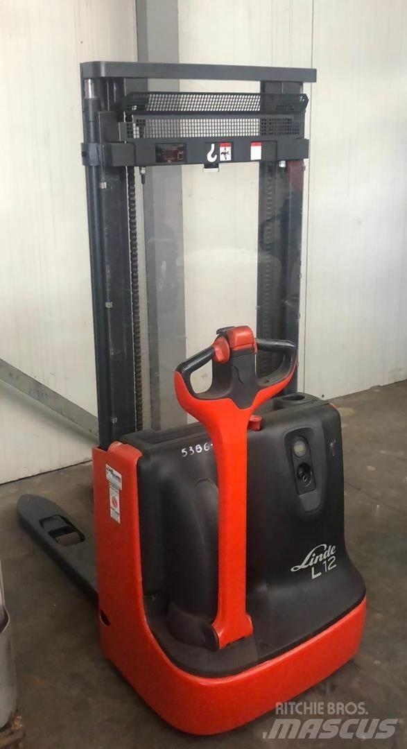 Linde L 12 Empilhador para operador externo