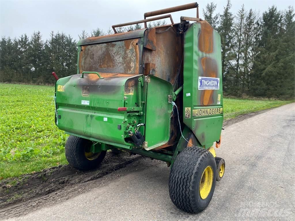 John Deere 580 Enfardadeira de rolos
