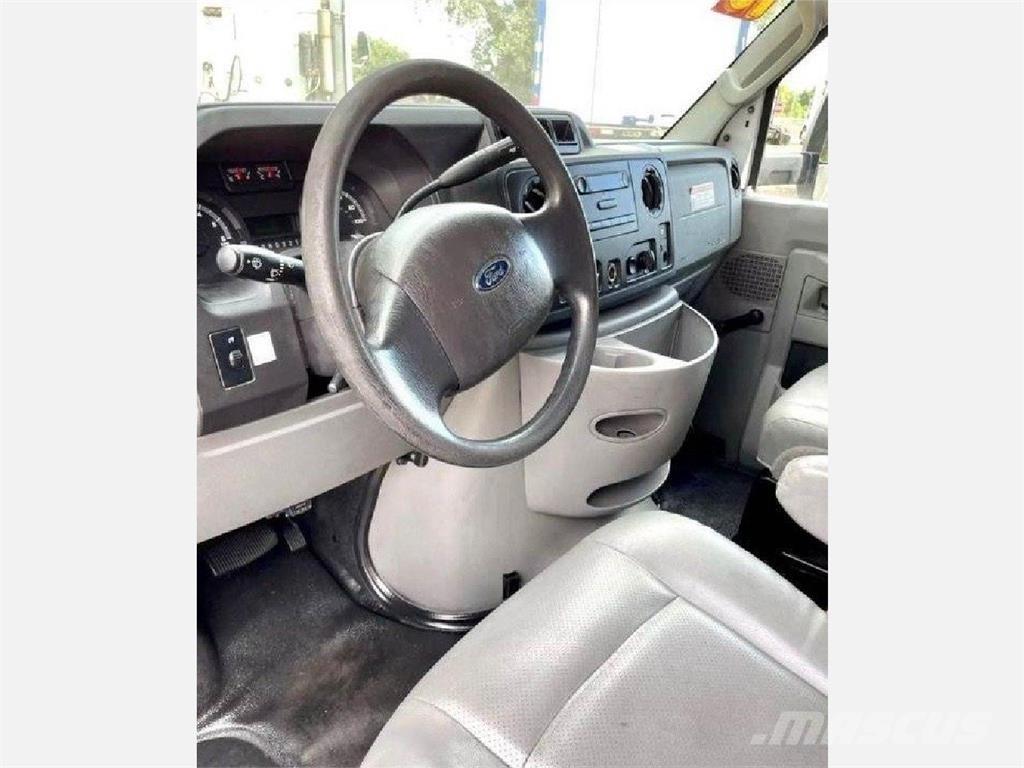 Ford E-350 Camiões de caixa fechada