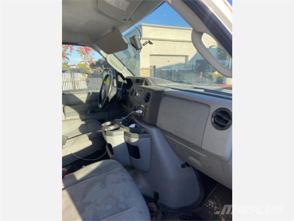 Ford E350 Camiões de caixa fechada