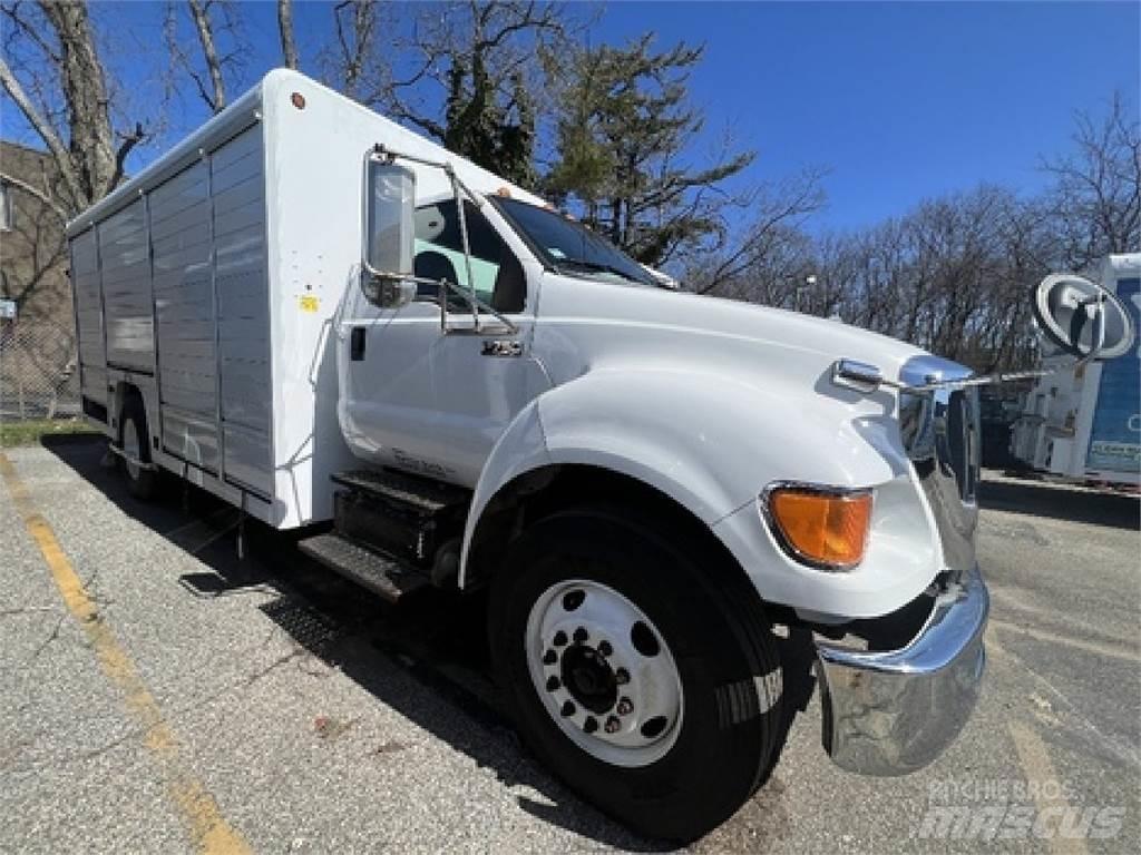 Ford F750 Camiões de caixa fechada
