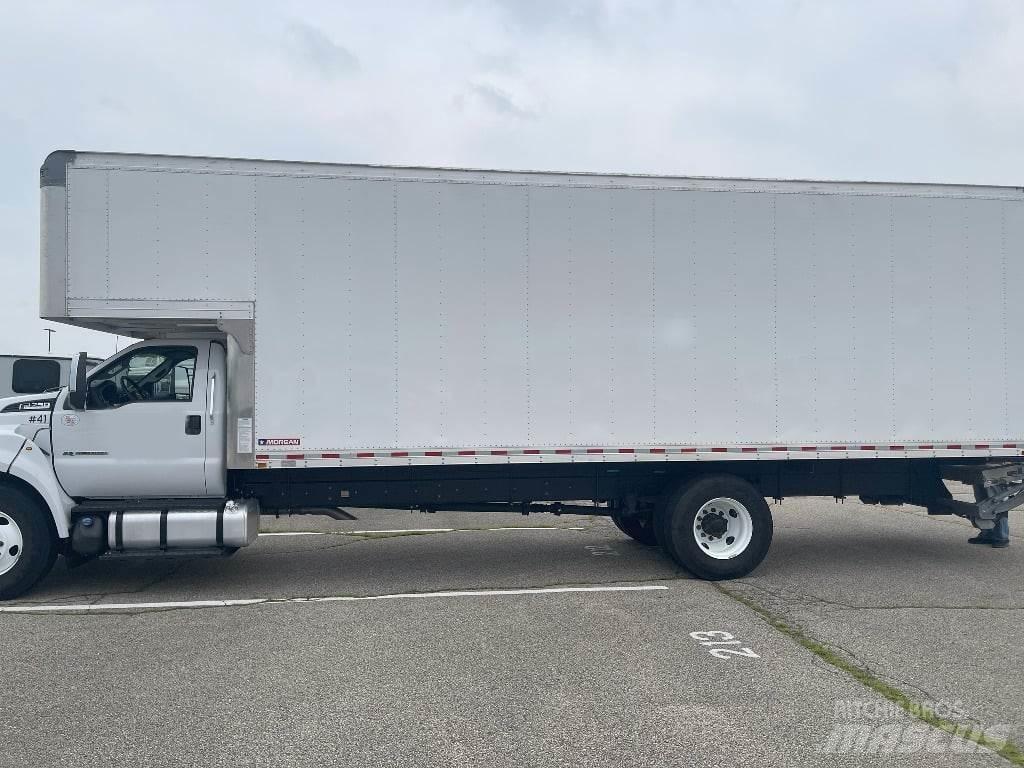 Ford F750 Camiões de caixa fechada