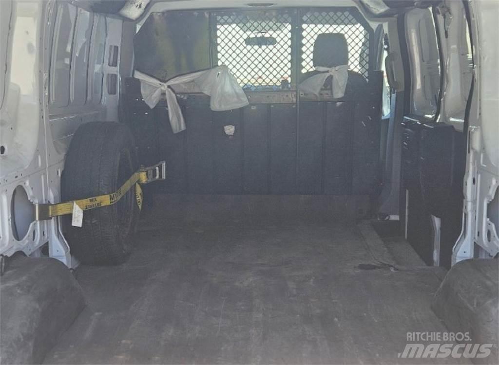 Ford Transit 150 Carrinhas de caixa fechada