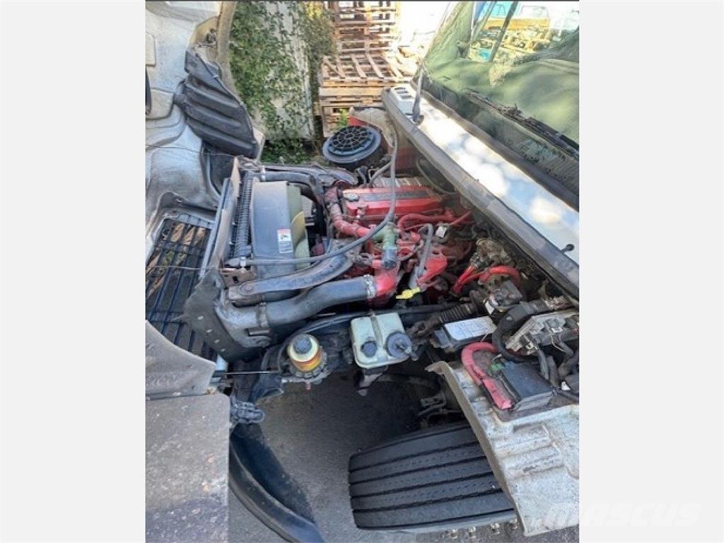 Freightliner M2 106 Camiões de caixa fechada