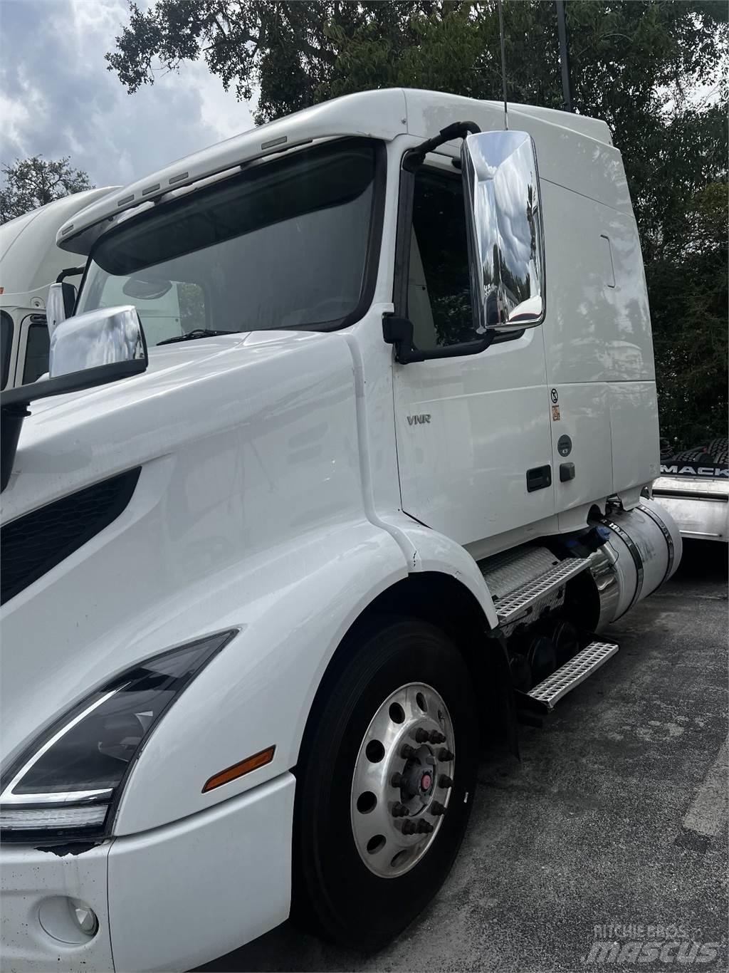 Volvo VNR64T640 Tractores (camiões)