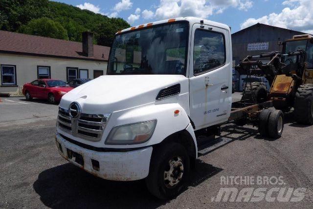 Hino 145 Camiões de chassis e cabine