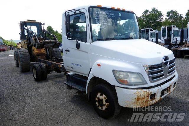 Hino 145 Camiões de chassis e cabine
