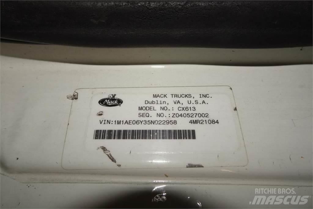 Mack CX613 Camiões de chassis e cabine