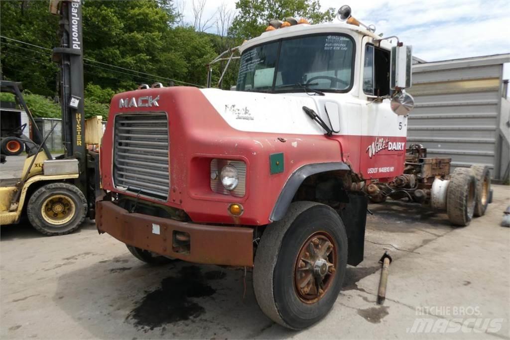 Mack DM688X Camiões de chassis e cabine