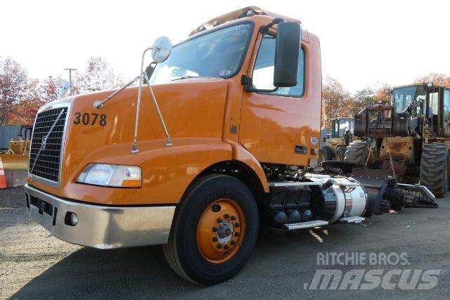 Volvo VNM64T Camiões de chassis e cabine