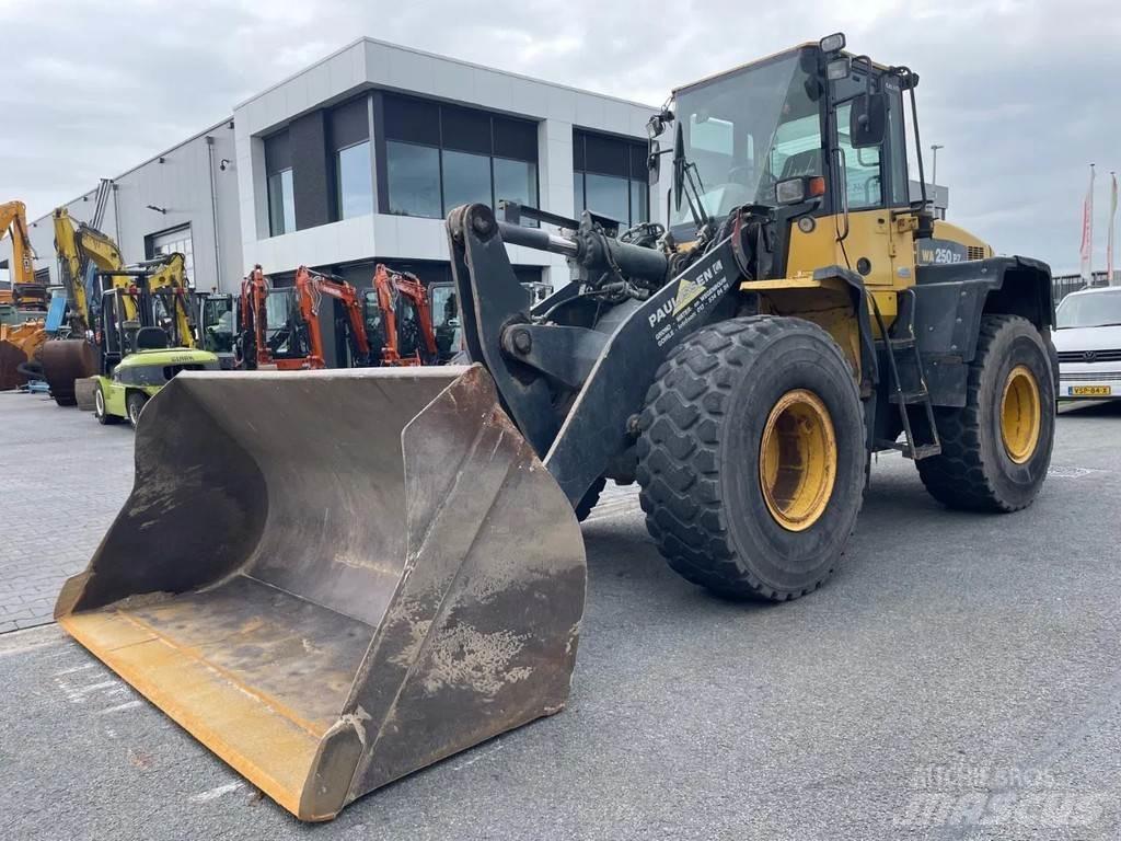 Komatsu WA250 Pás carregadoras de rodas