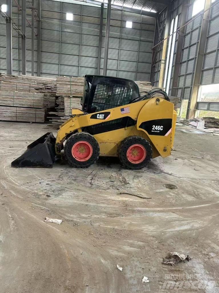 CAT 246 C Carregadoras de direcção deslizante