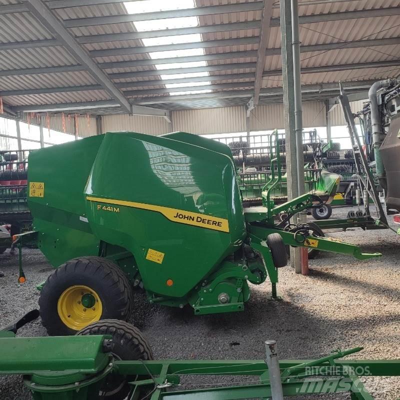 John Deere F441M Enfardadeira de rolos