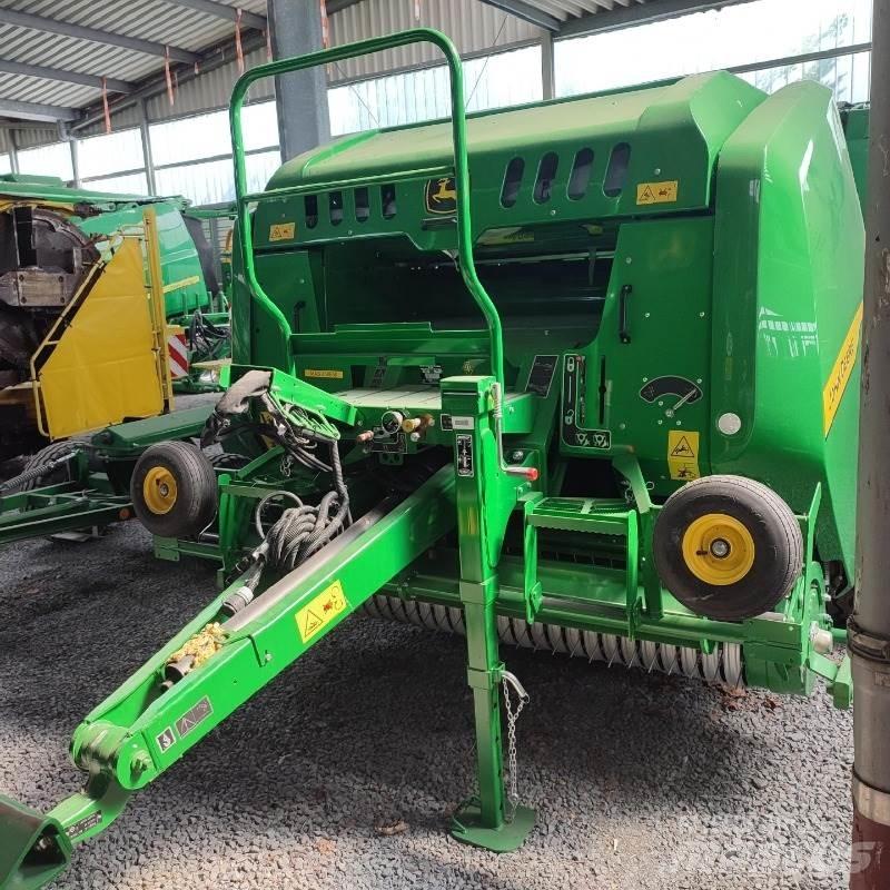 John Deere F441M Enfardadeira de rolos