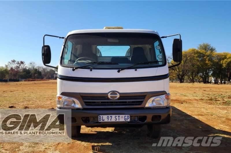Hino 300 Roll Back Outros Camiões