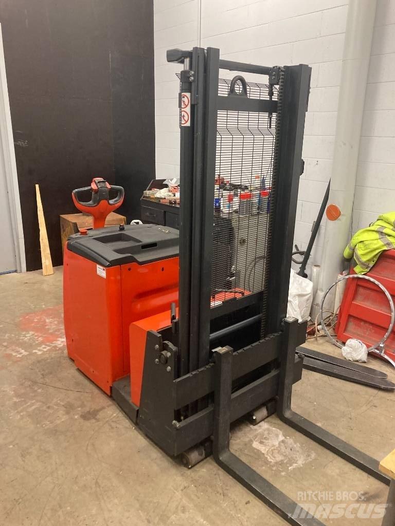 Linde L12AC Empilhador para operador externo