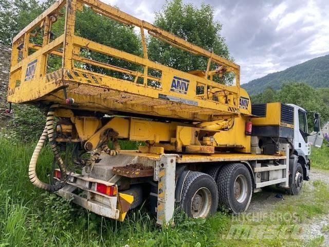 Iveco TRAKKER Camiões grua