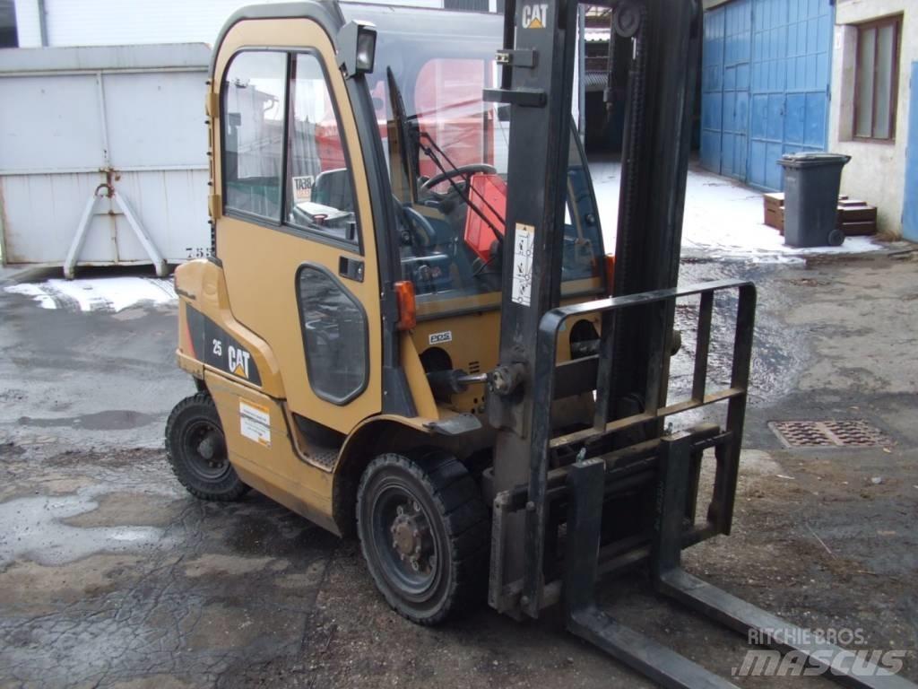 CAT lift truck DP25N Empilhadores Diesel