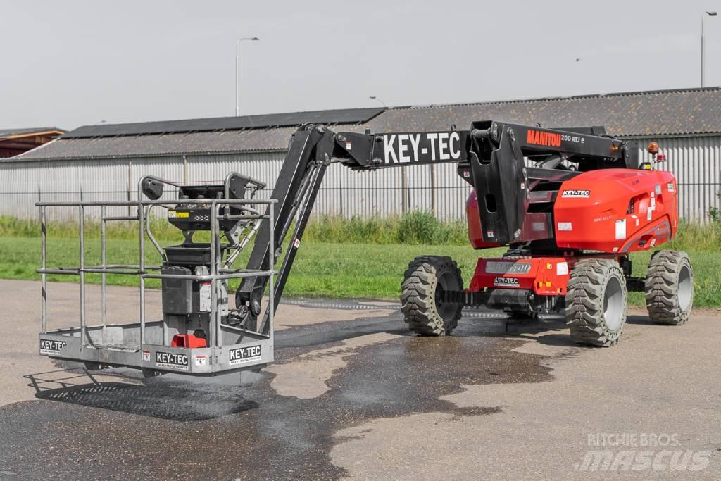 Manitou 200 ATJ e Elevadores braços articulados