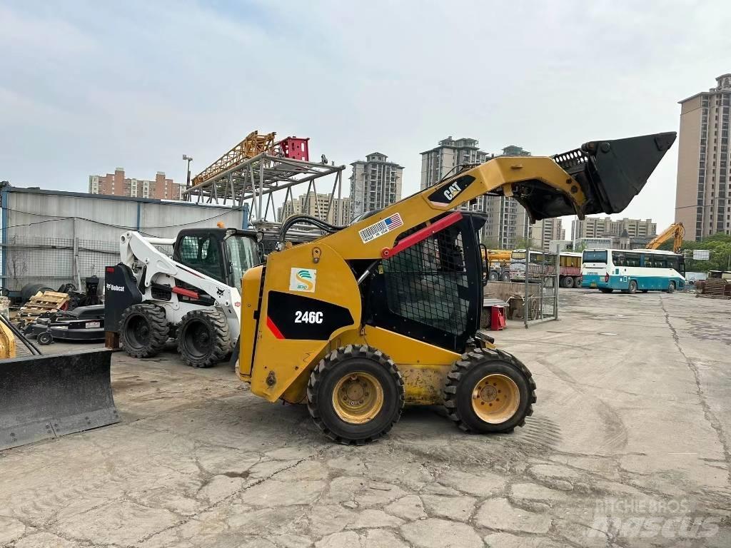CAT 246 C Carregadoras de direcção deslizante